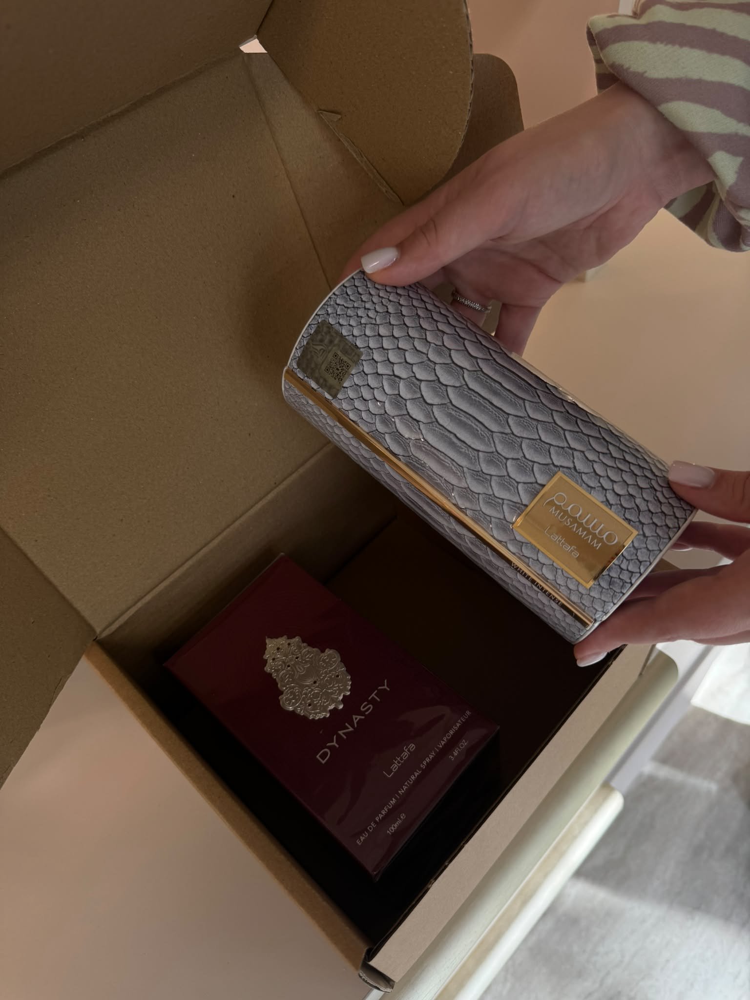 Arabiškų kvepalų buteliukas pakuojamas į LOMARI dėžutę